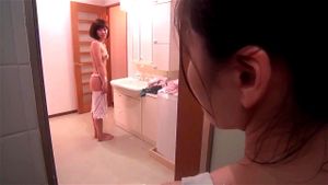 一位带着三位千金的母亲嫁给了我的父亲！母亲和她的女儿们都热情地欢迎了我们。