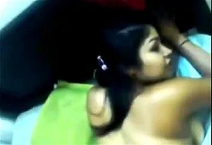 丰满性感的南亚女友与男友激情缠绵，体验极致快感。