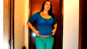 伊莎贝拉丰满美女试穿服装，展现自信与魅力。