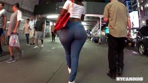 想象一下上班路上看到这翘臀