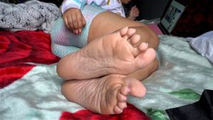 丰满肉感拉丁裔女性干性皱褶足部ASMR足底与脚趾蜷缩