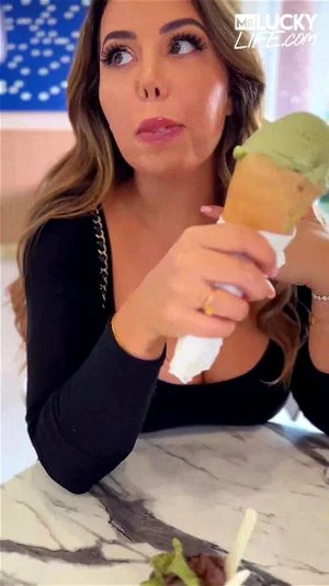 Sienna Grace 展示她调皮的一面