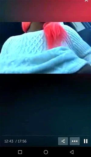 黑色熟女在公共场所闪烁