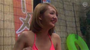 MEI-004 爱情在魔镜的另一边！丈夫！夏季最爱的泳装辣妹妻子与亲密朋友的丈夫挑战两人秘密H游戏！湿身辣妹被捏乳头○ & 勃起
