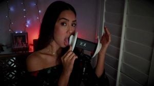 性感拉丁美女耳畔舔舐ASMR