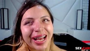 绿眼睛小妞的喉咙被操了，然后她收到了脸部中出。