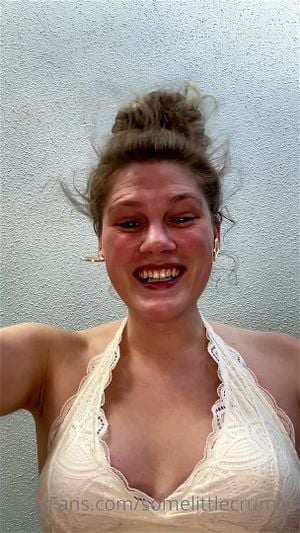 在激情四溢的成人场景中，两位性感迷人的女性燃起欲望之火，探索彼此的身体。她们沉浸在热烈的亲吻与爱抚中，带来一场视觉与感官的盛宴。这段视频充满了诱惑与激情，适合寻求刺激的观众。<<<1>>>