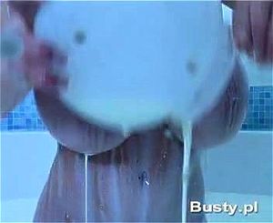 丰满乳房沐浴在牛奶中
