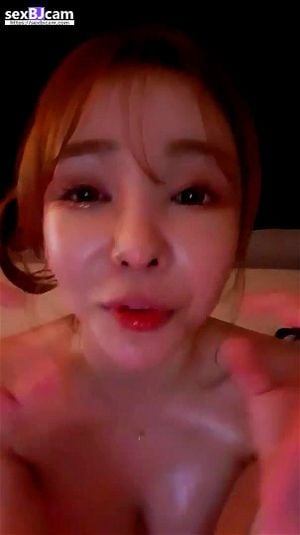 韩国成人内容专场。体验韩国文化的独特魅力与激情。影片中展现了成熟演员的精湛演技与迷人魅力，为您带来难忘的视觉盛宴。探索更多热门成人关键词，如韩国美女、成人娱乐、性感诱惑等，满足您的各种幻想。