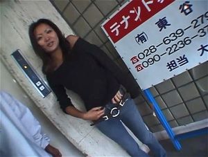 在杂居大楼里与素人辣妹搭讪后立即做爱