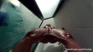 淋浴巨女视角