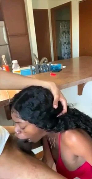年轻黑肤美女吸吮粗大黑色阳具