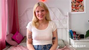 Ersties - 可爱的金发女郎 Lizzy 抓住假阳具并开始自慰