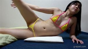 日本女孩穿黄色和粉色比基尼运动减肥
