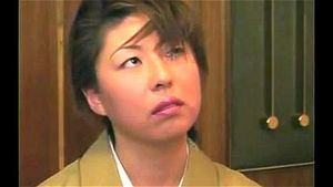 日本成人影片中的面部轻拍场景，展现成人间的角色扮演与互动。