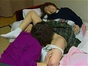 日本母亲渴望探索女儿的秘密花园！！！