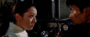 性感骑士+湿滑公路+1971激情之旅。一位年轻女士在空旷的公路上展开一场刺激的冒险，体验速度与激情的碰撞。影片捕捉了成人娱乐中经典的公路场景，充满诱惑与自由的气息。适合喜欢冒险主题和户外场景的观众。关键词：公路激情，速度诱惑，户外冒险，1971复古风格。