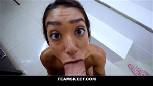 娇小的黑人少女莎拉·蕾丝玩弄大鸡巴