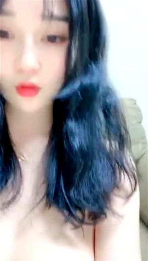 超级粉嫩的私密处，红润的阴唇，两根手指自慰，涌出大量爱液，湿滑无比