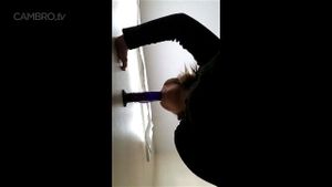 玛尔·马洛伊使用假阳具进行口交