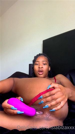 苗条的黑肤色美女
