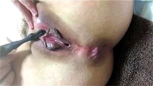 经过一番挑逗，她达到了高潮并喷涌而出