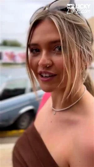 与美丽的金发女郎Angie Faith一起探索奥斯汀