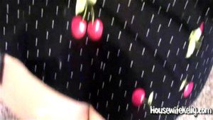 家庭主妇凯莉正在打扫房子，她穿着性感的围裙，展现成熟女性的魅力。家务劳动变得充满诱惑，凯莉的每一个动作都透露出自信与性感，为这个日常场景增添了一份成人情趣。