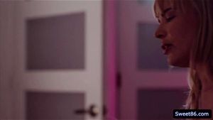 可爱少女 Nia Nacci 阴部被丰满继母 Dana Dearmond 舔舐