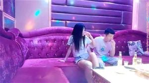 这位苗条美丽的女士唱了几首歌，在沙发上脱光衣服，并长时间擦拭大量爱液。