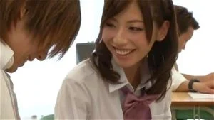 日本女孩在教室里的手交