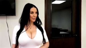 安吉拉·怀特是一位充满魅力的代课教师，她在课堂上展现出自信与专业的风采，带来一场令人难忘的互动体验。