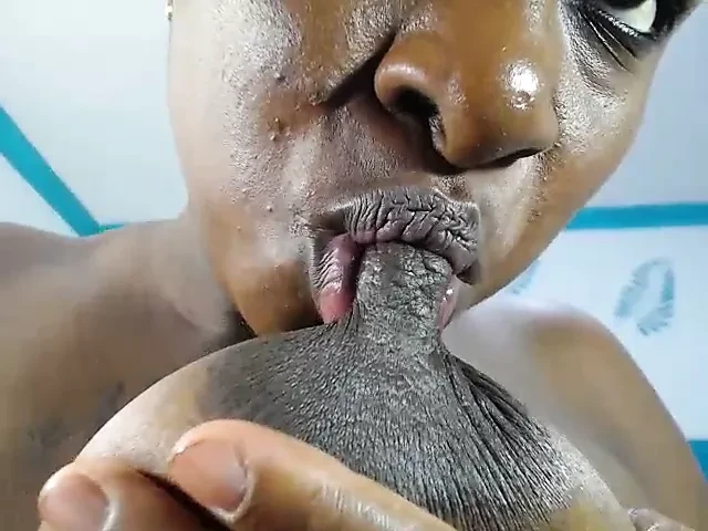 拉丁黑人玩并吮吸她巨大的乳头