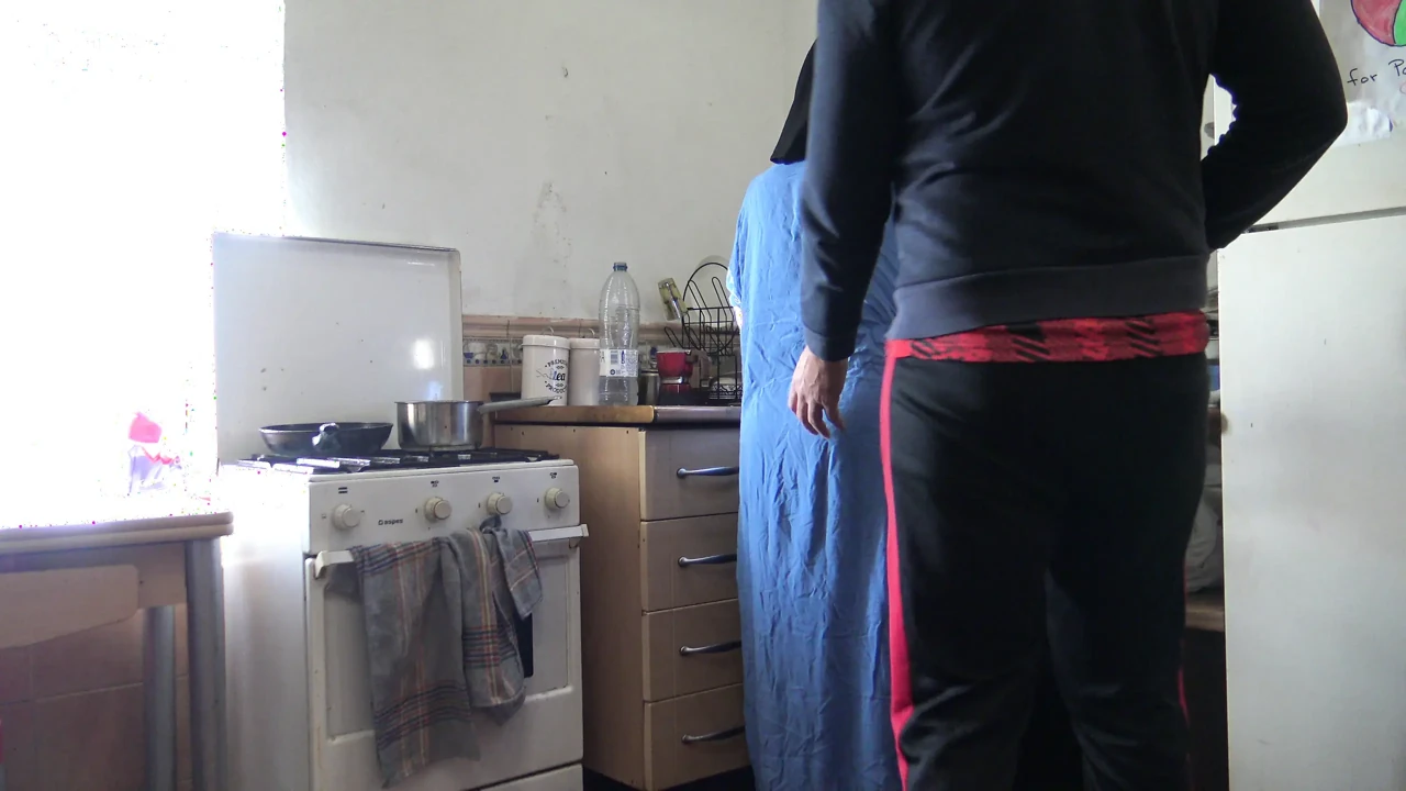 自制的硬操阿拉伯妻子在厨房