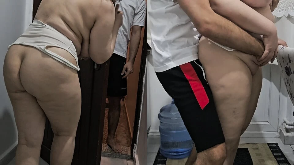 他向带水的男人打开了裸体门