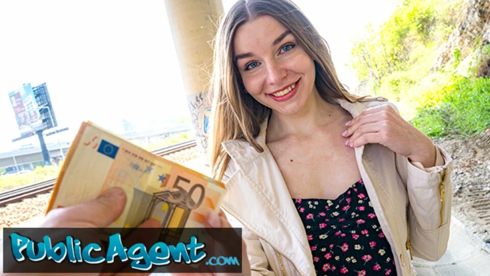 Public Agent - 可爱的年轻长发乌克兰黑发女郎在等待朋友，同意在户外与陌生人发生性关系