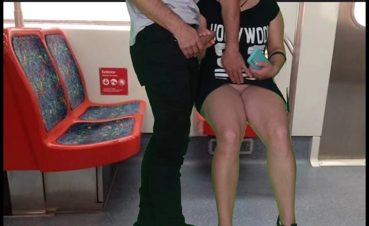 在火车上穿着连衣裙没有内裤的女孩在公共场合给陌生人打手枪和口交