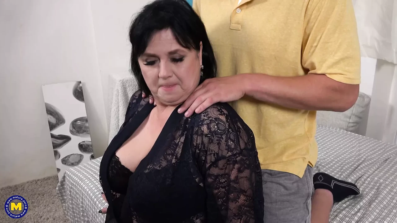 丰满的自然成熟 Bbw 吮吸和乱搞年轻人