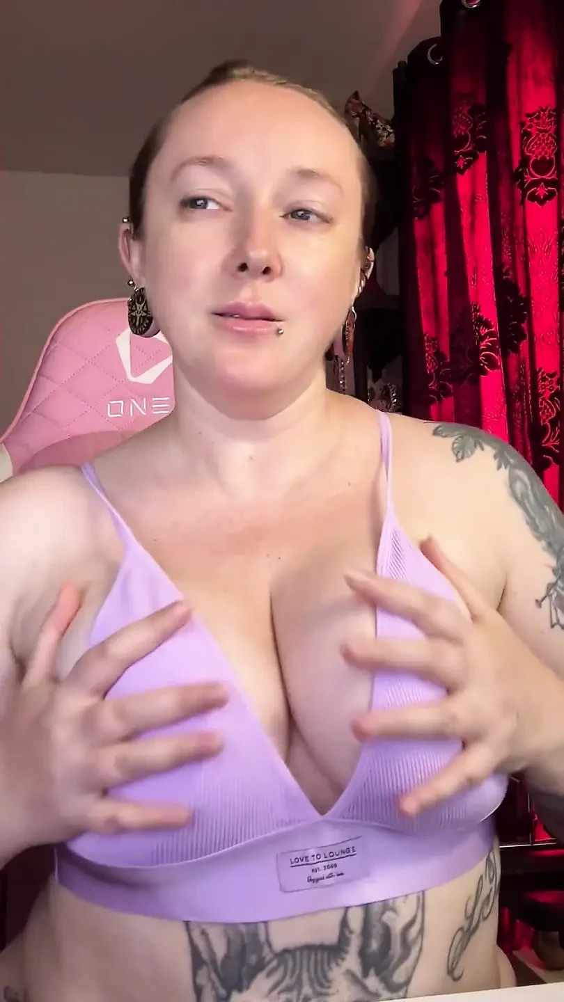 爱抚和亲吻我的巨乳