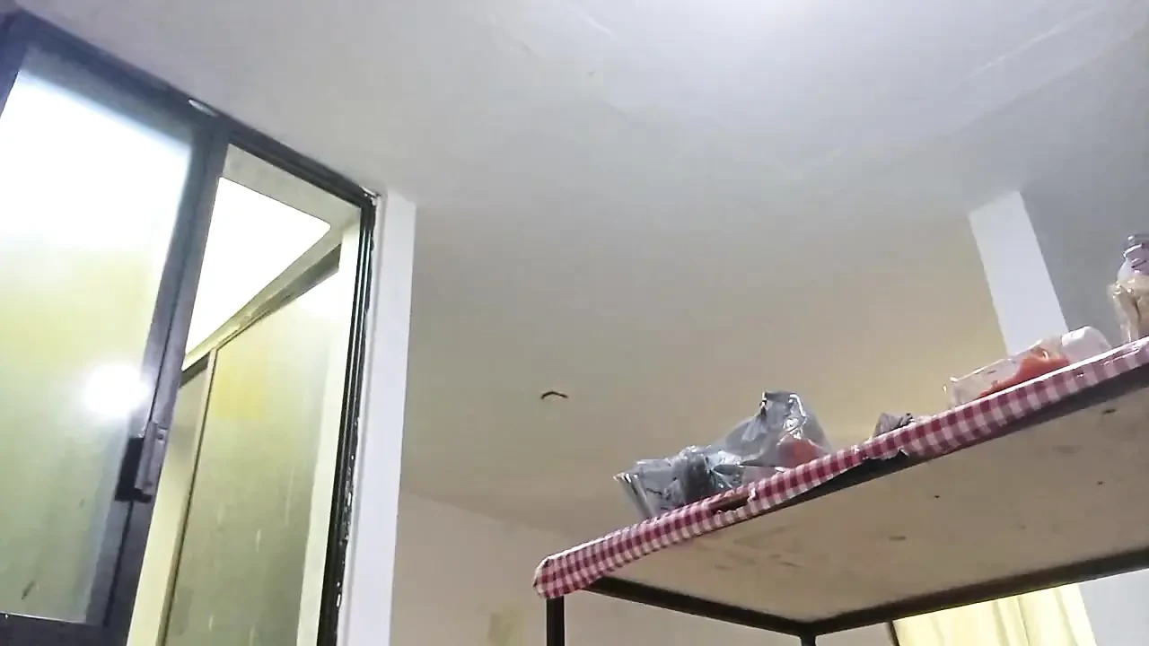 She sends me a video while she walks in the kitchen in a cachetero