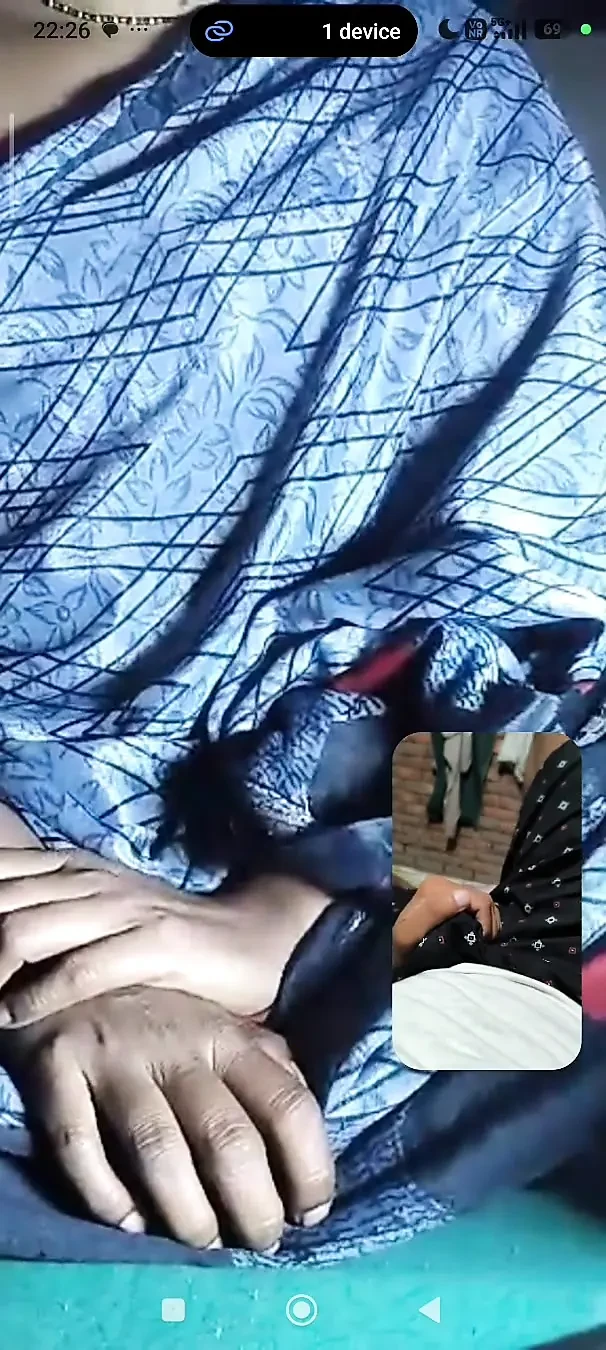 德西阿姨在视频播放性爱时手淫