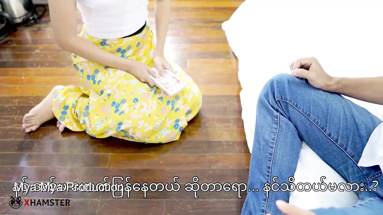 缅甸 - 小女仆引诱她的老板在工作时做爱