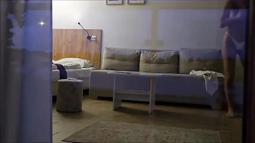 一个陌生人在阳台上看着我