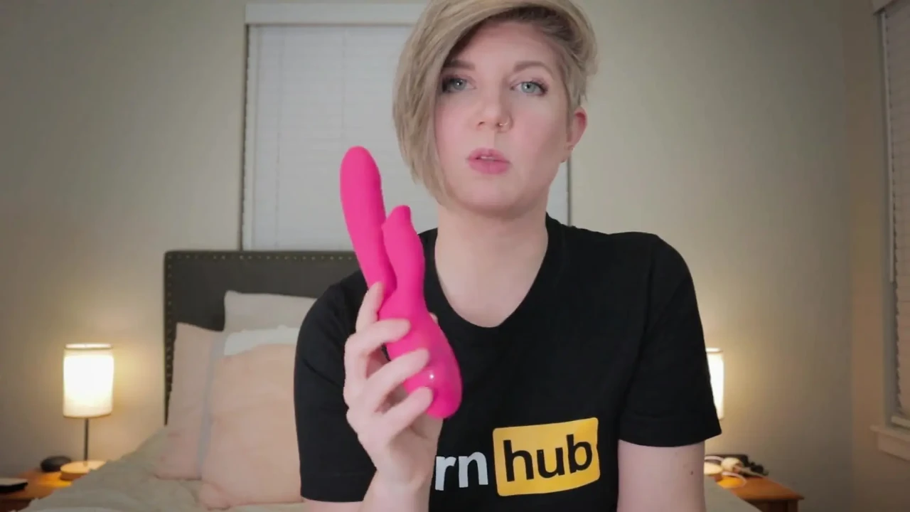 Unboxing and Review of the Unvomi Pulsating Rabbit Vibrator From Paloqueth with Housewife Ginger