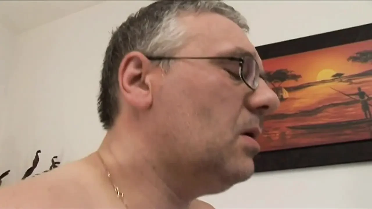 老继父监视一个放松的青少年套弄他坚硬的鸡巴