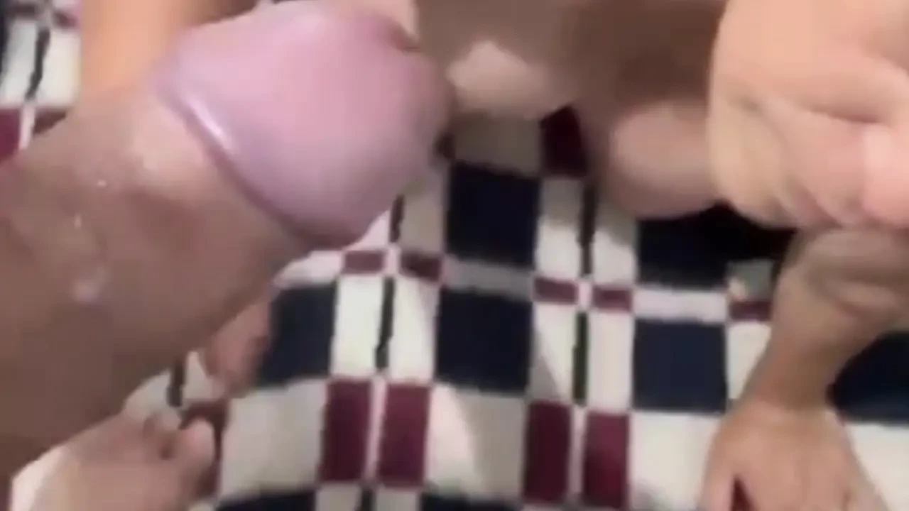 热辣人妻与朋友发生性关系，而丈夫则在拍摄