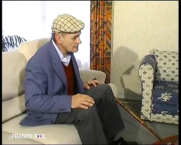 一个精心打扮的黑发女郎把她的阴户献给一个变态的老男人！