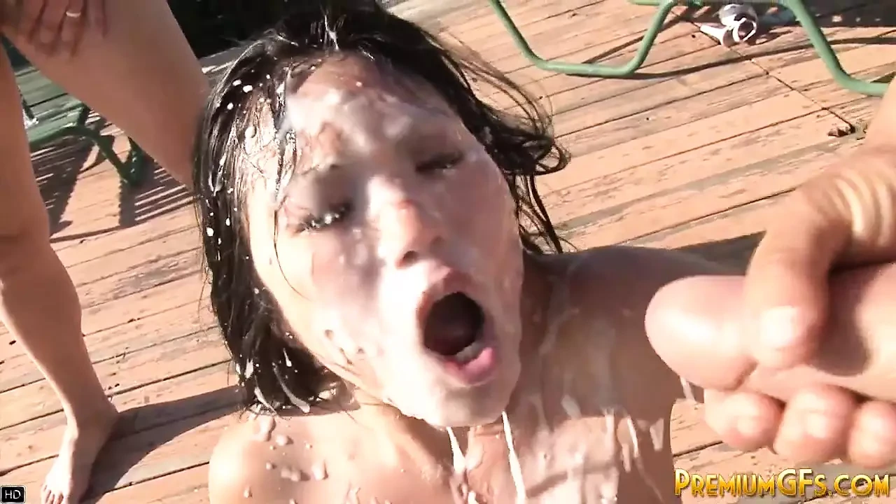 吸烟的亚洲青少年荡妇被埋在精液中