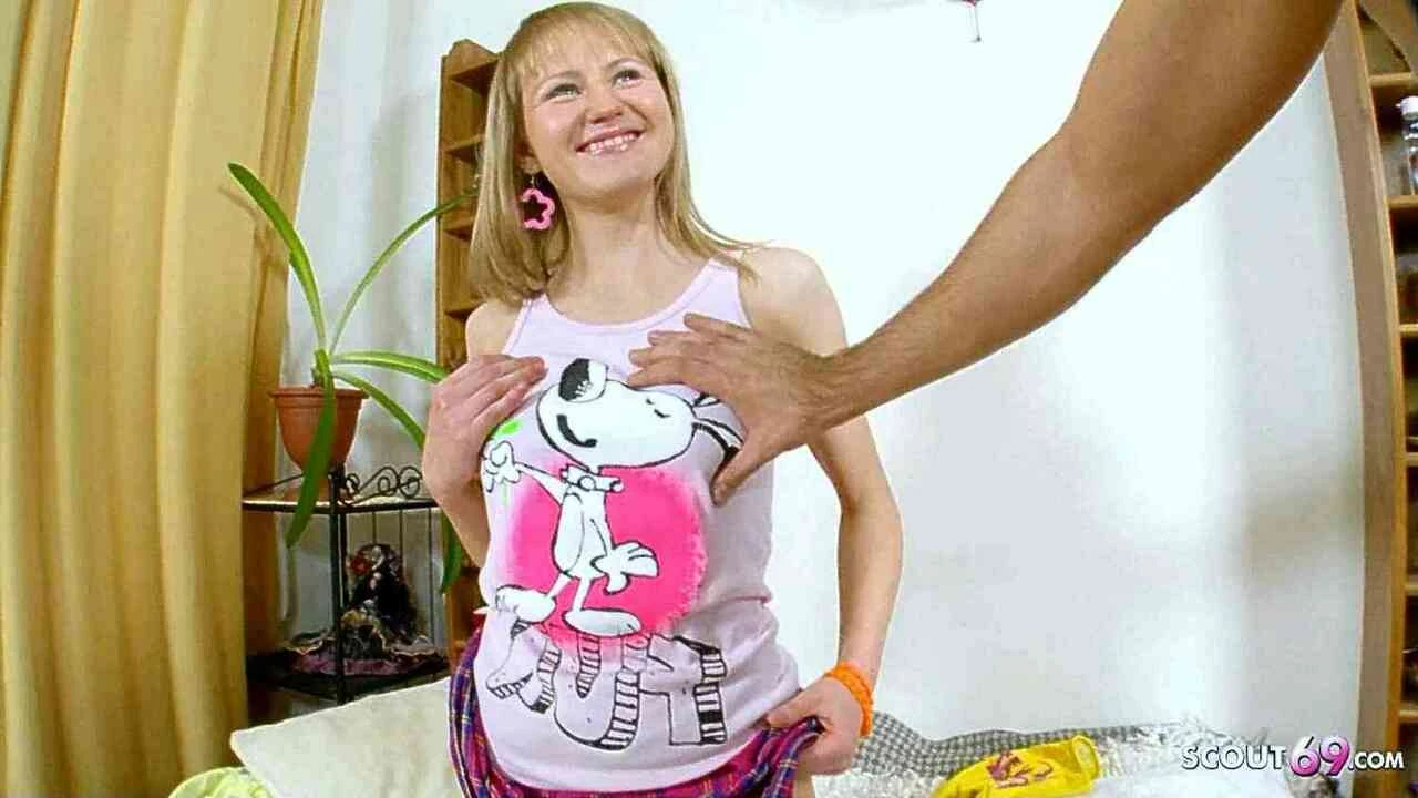 哥哥引诱娇小的继妹操她紧致的菊花