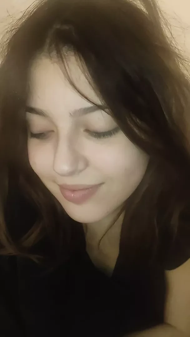 我在我的青少年邻居的处女屁股上做肛交并在里面射精